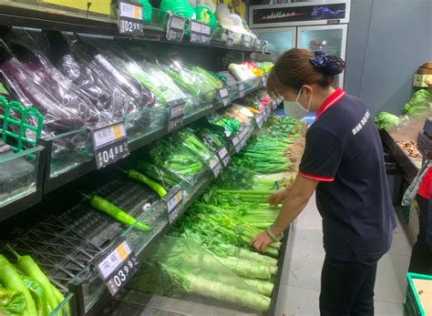 记者探访：朝阳多个社区超市物资供应充足，市民有序购买_北京日报网
