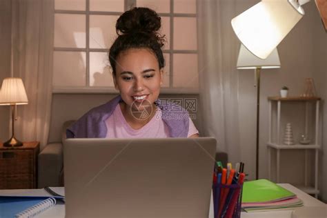漂亮的年轻女孩用电脑笔记本电脑上学高清图片下载-正版图片504484192-摄图网
