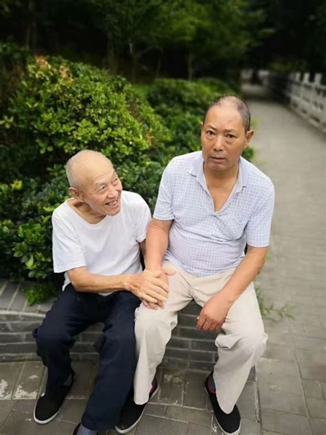 “让我再教你一次走路”86岁老父带67岁儿康复训练_我苏网