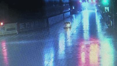 凌晨2点，龙泉一男子驾车红绿灯路口竟然睡着了！然后…… - 热点 - 丽水在线-丽水本地视频新闻综合门户网站