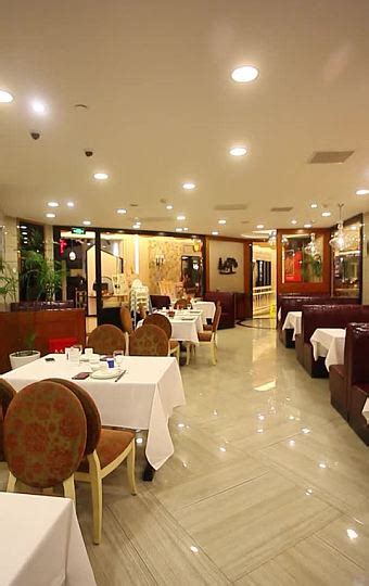 2024老吉士酒家(天平路店)美食餐厅,...在一条老街上，一块招牌、...【去哪儿攻略】