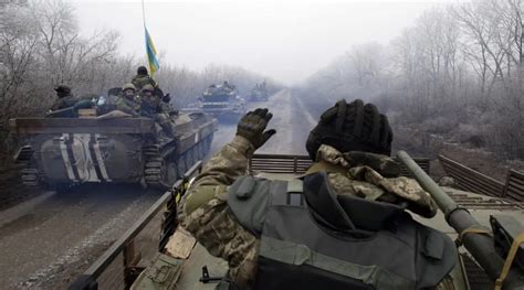 在乌克兰作战的俄军西部军区T-72B3坦克车顶棚上加装了爆反装甲！|俄军|俄乌|乌克兰_新浪新闻