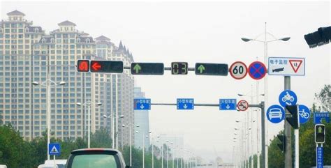绿灯左转弯没走完变红灯了，走到待转区红灯停了扣分吗_车主指南