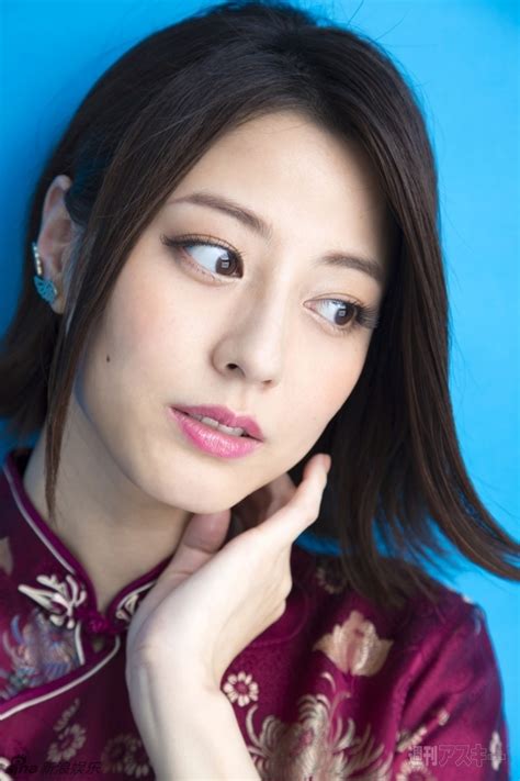 日本の女性タレント杉本有美の中華風写真 セクシーなチャイナドレス
