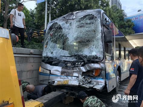 突发！济南3辆公交车相撞，一辆车前挡风玻璃全碎了，事故致2人受伤