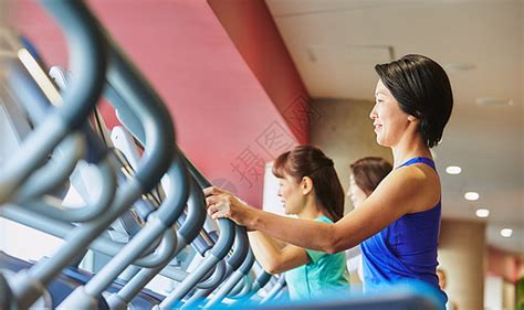 中年女性健身房跑步高清图片下载-正版图片502167667-摄图网
