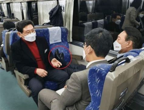 韩总统大选进入倒计时，一张照片令候选人尹锡悦陷入争议