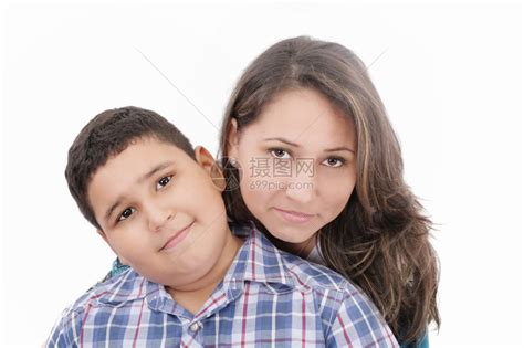 西班牙裔母亲和儿子孤立于白色背景微笑单身的高清图片下载-正版图片307756759-摄图网