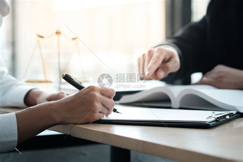 法律顾问向客户提出一份与手架和法律签订的合同司法和律师概念高清图片下载-正版图片304370007-摄图网