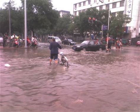 河北暴雨来袭：石家庄街道一片汪洋 邢台农田被完全淹没_凤凰网视频_凤凰网