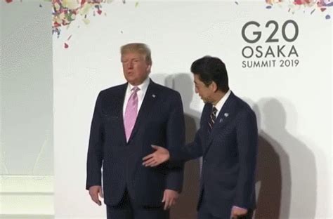 G20峰会安倍想握手 特朗普看了一眼后却扭过头去(图)|特朗普|安倍_新浪军事_新浪网