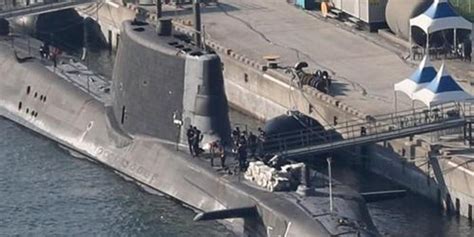 英国航母编队核潜艇抵达韩国釜山 全体艇员接受新冠病毒检测_手机新浪网