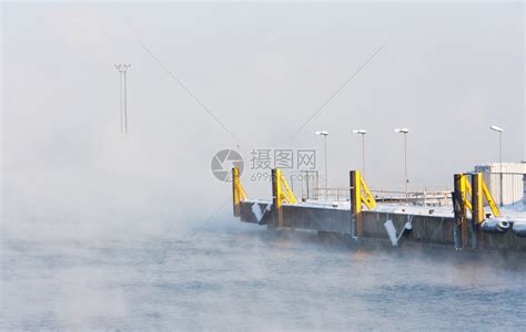 迷雾的海面和港口的黄色航运码头高清图片下载-正版图片507076984-摄图网