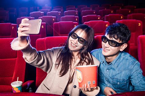 情侣在电影院里手机自拍高清图片下载-正版图片501140097-摄图网