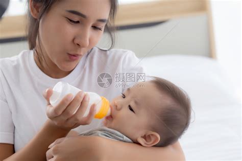 母亲给宝宝喂奶高清图片下载-正版图片307155297-摄图网