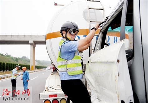 河南洛阳高速交警组织开展高速公路危化品车事故救援联合演练(组图)-特种装备网