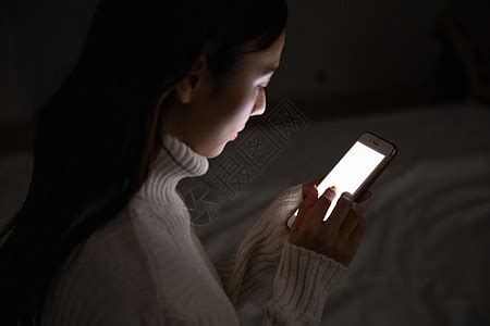 深夜熬夜玩手机的年轻女性高清图片下载-正版图片501718518-摄图网