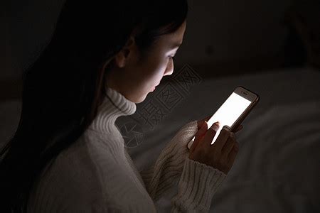 女生躺着玩手机图片