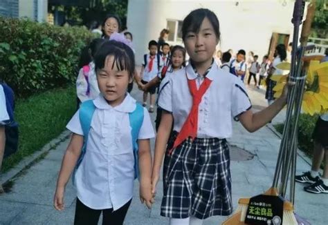 开学第一天：沈阳市南京一校长白一分校老师手持玩偶迎接新生_辽宁频道-国际在线”