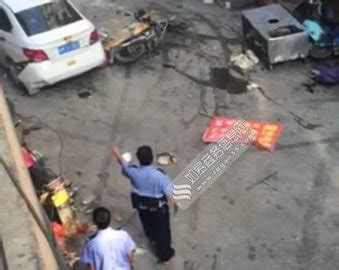 武汉一男子驾车冲撞民警拒捕，民警开枪击伤其大腿后制服_凤凰网视频_凤凰网