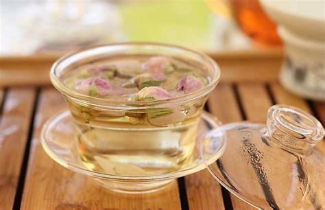 春季是喝花茶的季节，玫瑰花茶与金银花茶让你身心舒畅