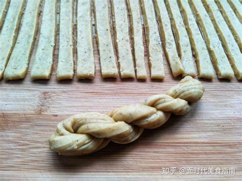【经典麻花造型老面包（一次发酵松软拉丝）的做法步骤图】房间朝北_下厨房