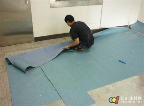 地板革的施工步骤是什么？地板革清洁保养方法 - 行业资讯 - 九正地板网