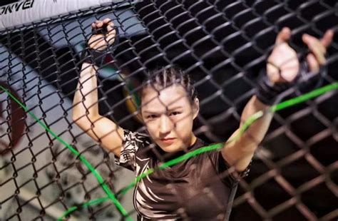 第一次，张伟丽向全世界拳迷展示中国女子格斗的魅力_文体人物_新民网