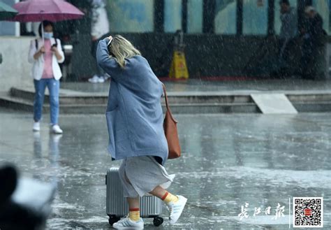 武汉暴雨全城“瘫痪” 市民趟水出门--图片频道--人民网