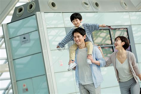 快乐的一家三口在机场高清图片下载-正版图片507649572-摄图网