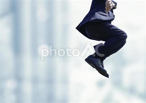 ジャンプするビジネスマンとビル背景 - No: 24385910｜写真素材なら「写真AC」無料（フリー）ダウンロードOK