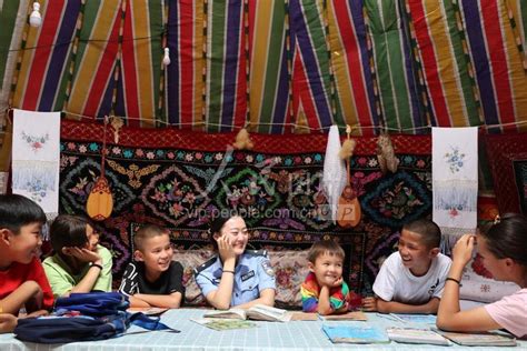 新疆阿勒泰：移民管理警察爱心帮扶牧民学生-人民图片网