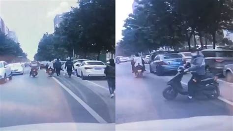 2名男子骑摩托当街偷盗手机 司机按喇叭提醒遭威胁辱骂_凤凰网视频_凤凰网