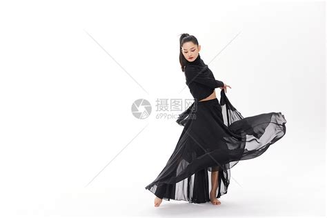 穿黑色纱裙翩翩起舞的女性舞者高清图片下载-正版图片502363952-摄图网