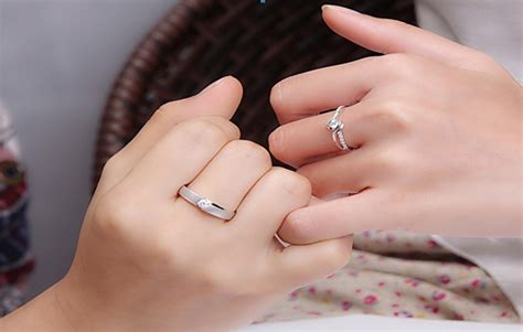 亚马逊新款心形拼接不锈钢戒指女士镂空爱心指环情侣礼物饰品现货-阿里巴巴