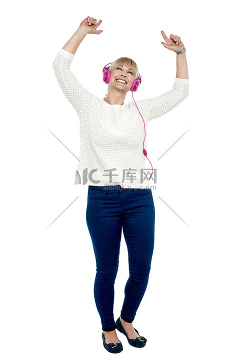 快乐的中年妇女随着节拍跳舞高清摄影大图-千库网