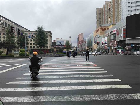 雨中新学期，长春交警暖心护航！