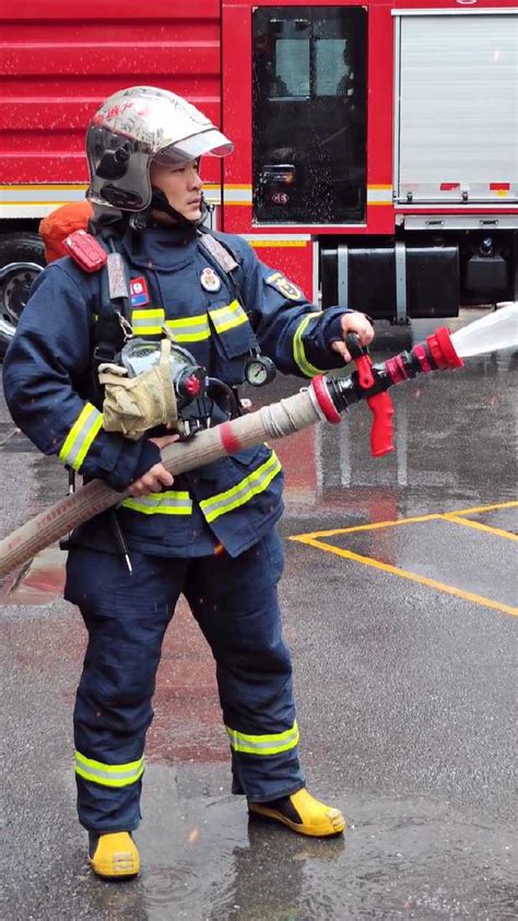 消防员火中救人关注消防安全民生插画图片-包图网