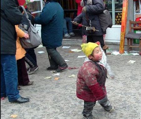小男孩对乞丐的做法令人惊叹，结局让人暖心_腾讯视频