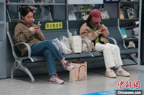 游客热衷打包螺蛳粉上动车 柳州火车站回应