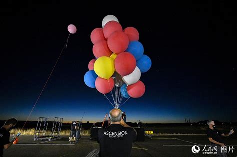 美国魔术师抓住52个气球升至7500米高空--读图--首页