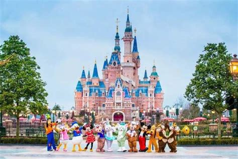 上海迪士尼白天迪士尼城堡室外风景实拍摄影图配图高清摄影大图-千库网