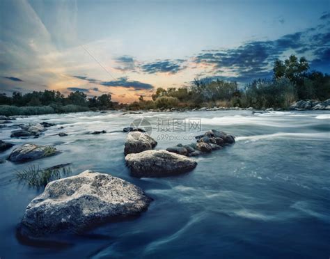 山河的石头在日落时山河的石块海浪水液体高清图片下载-正版图片307905399-摄图网