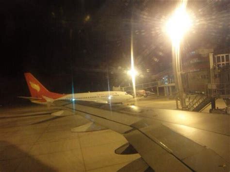飞机或私人飞机晚上在机场跑道上。飞机在晚上从机场起飞。照片摄影图片_ID:427073293-Veer图库