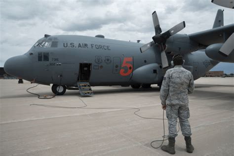 一款运输机，一部战争传奇！C-130“大力神”，完美的辅助兵器，没有之一 - 知乎