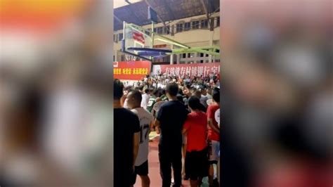 河南焦作广场舞大妈与小孩争篮球场起冲突 警方介入处理_中原网视台