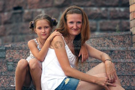 母亲和女儿坐在楼梯上高清图片下载-正版图片303490056-摄图网
