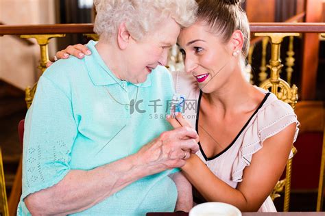 老妇人和孙女在咖啡馆喝咖啡高清摄影大图-千库网