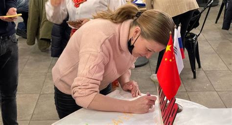 莫斯科市民向中国驻俄大使馆祝贺春节快乐 - 俄罗斯卫星通讯社