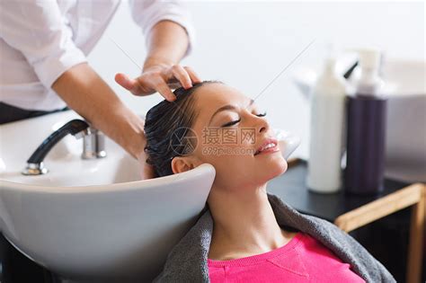 美容院理发师理发师椅子上的轻女人高清图片下载-正版图片300213828-摄图网